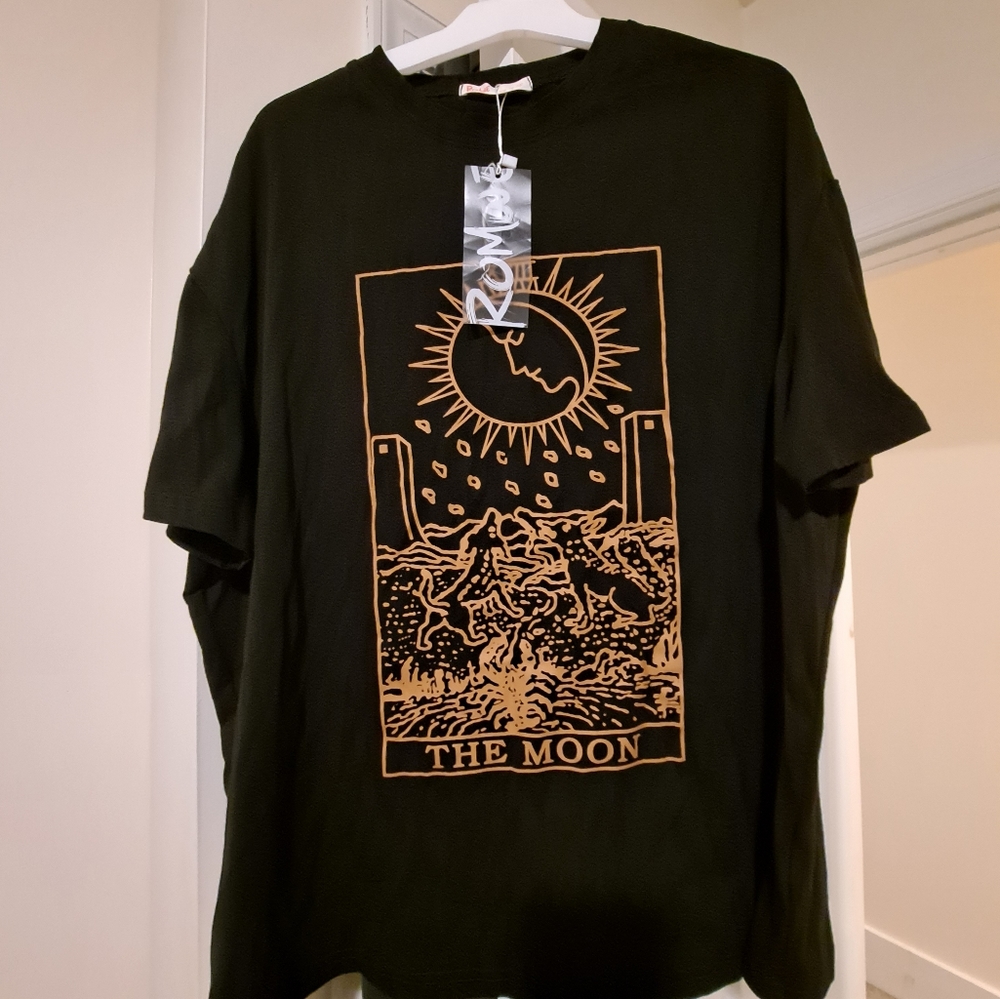 Oversized fashionable  tshirt.  Black